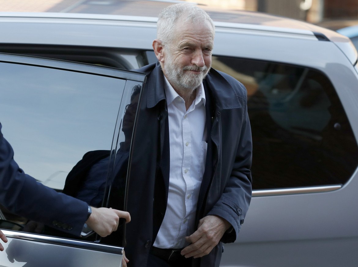 Corbyn resta fuori dal gruppo parlamentare del Labour