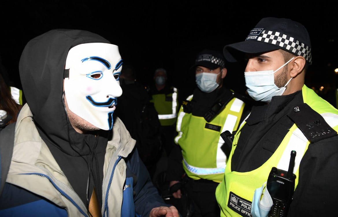 Londra, la banda di Guy Fawkes sfida il lockdown