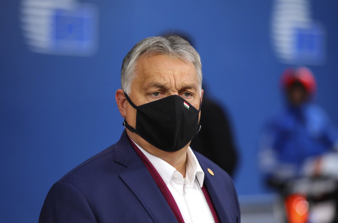 Orbán, voto su misura con la scusa del Covid