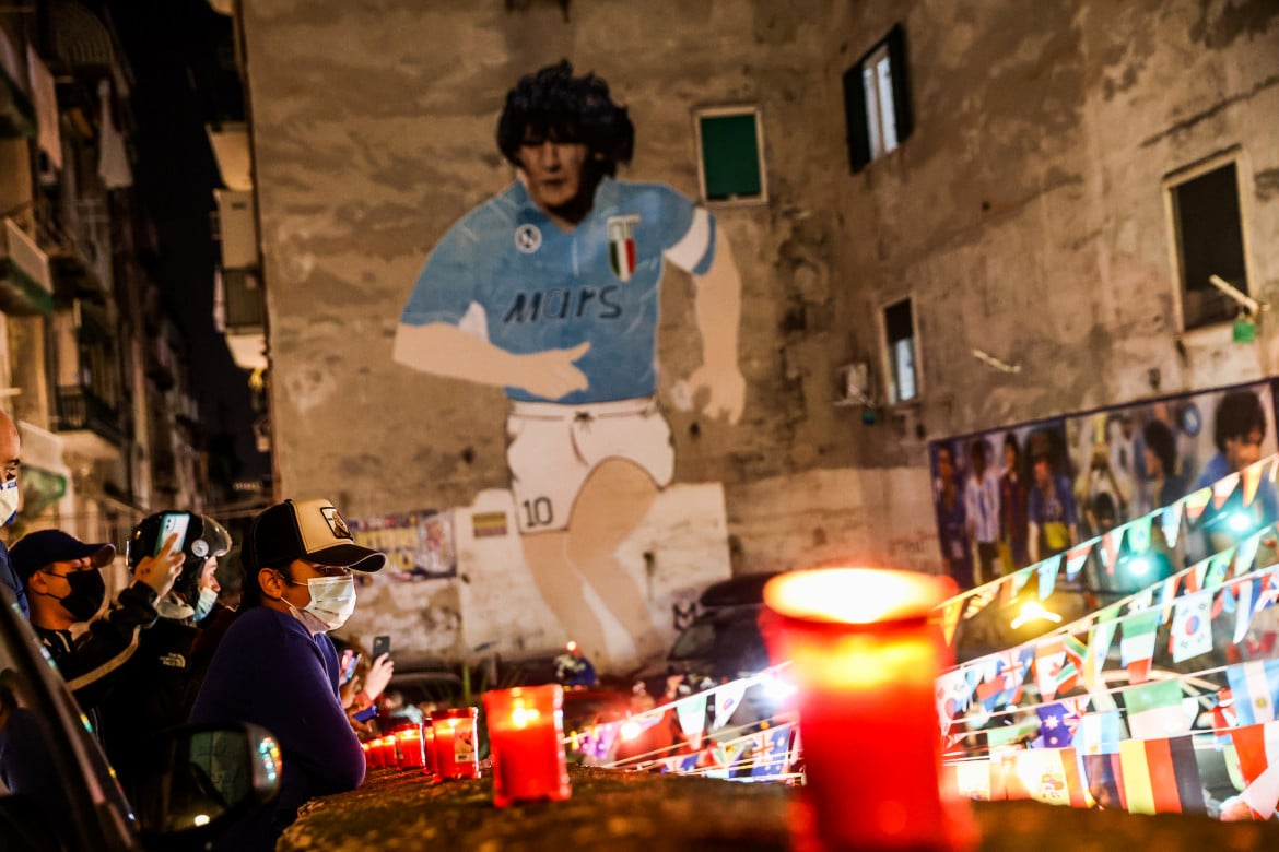 Una Napoli colpita al cuore  in pellegrinaggio allo stadio
