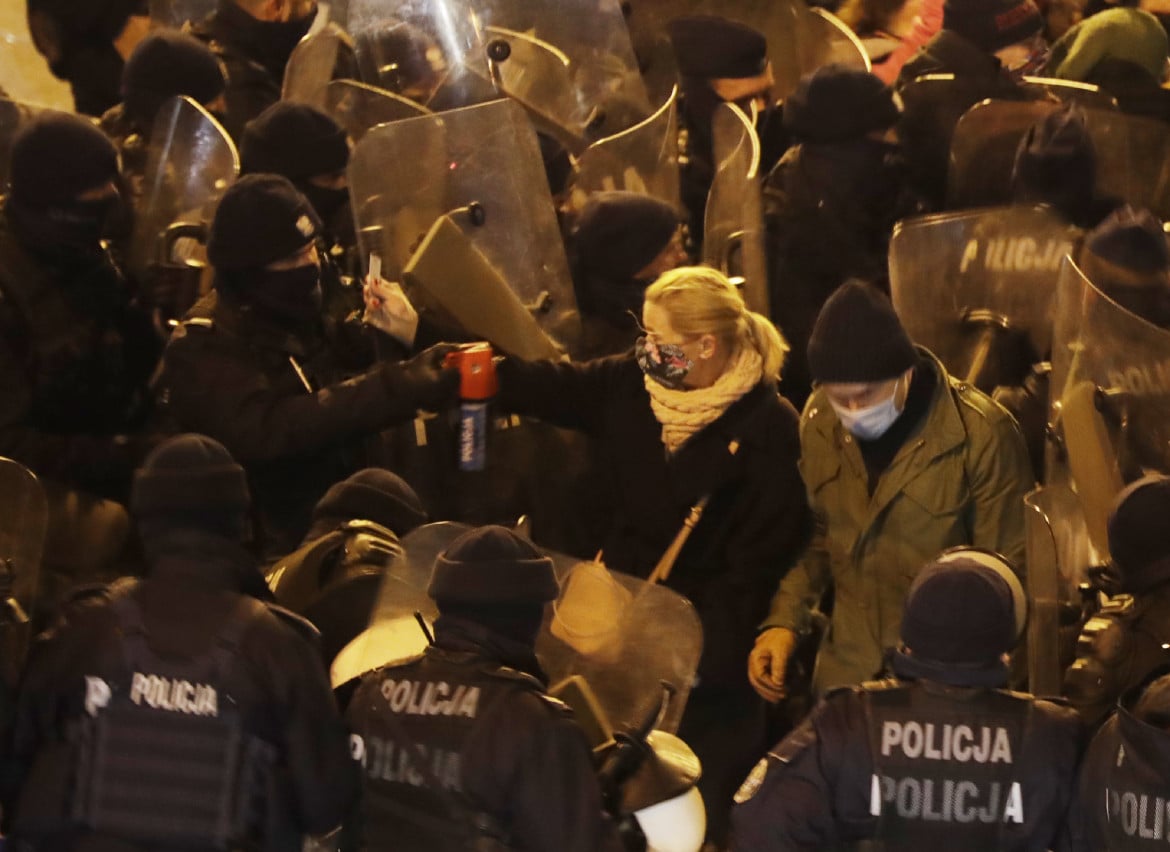 Polonia, governo in crisi di consensi. La polizia picchia duro all’università