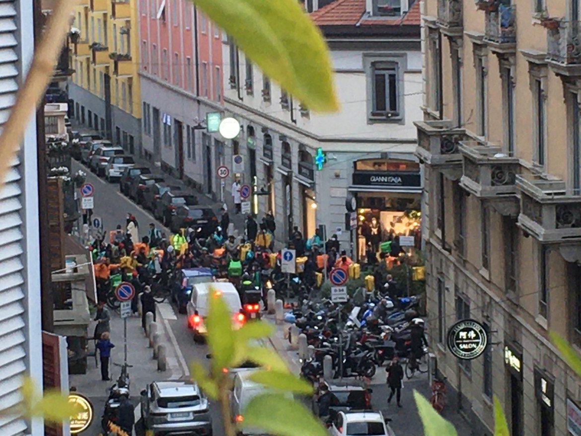 Rider, a Milano è sciopero continuo. Intanto la logistica vara un protocollo