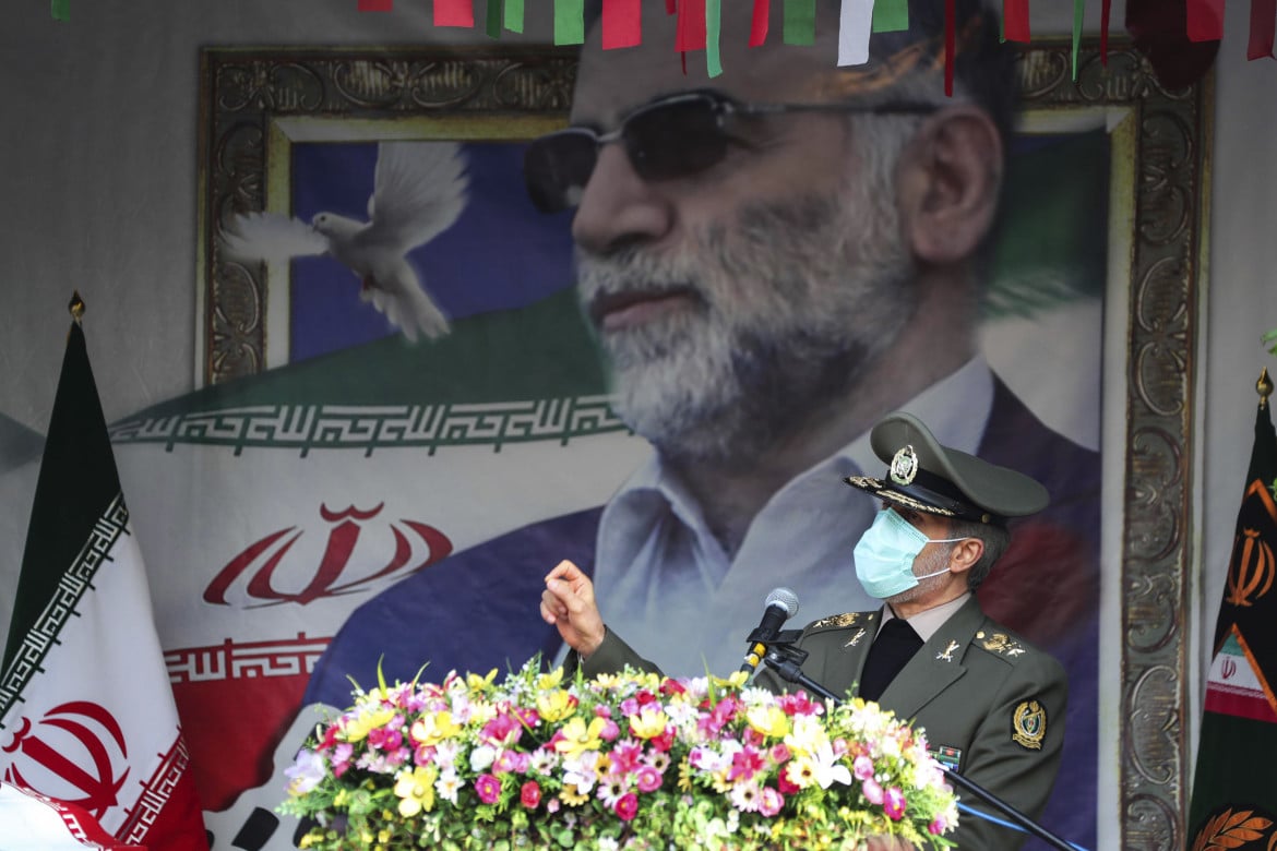 Iran, i falchi tentano di sfilare il dossier nucleare ai moderati