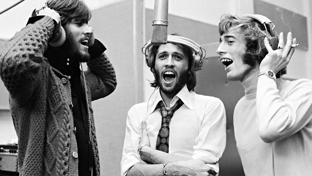 Bee Gees, le vite parallele dei fratelli della disco music