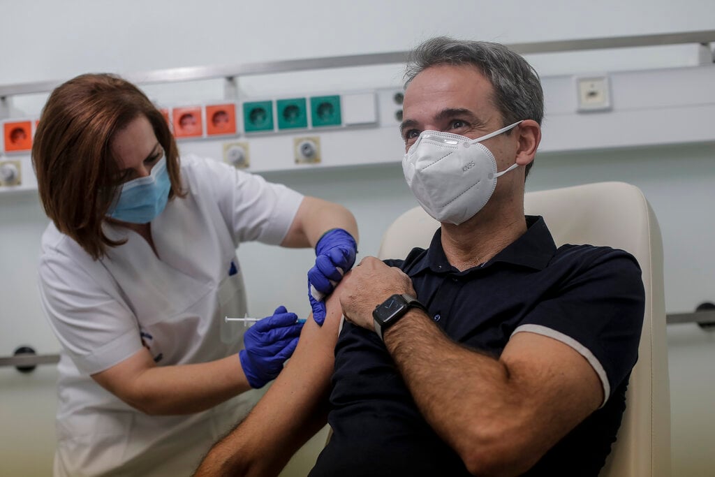 Grecia, ministri e generali vaccinati prima dei malati gravi