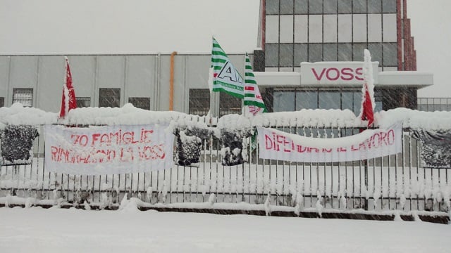 Il presidio sotto la neve dei lavoratori Voss: «Non ci lasceremo chiudere»