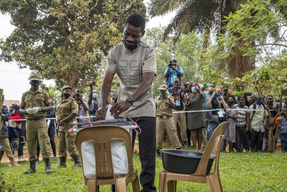 Uganda al voto, Museveni avanti e lo sfidante Bobi Wine assediato: «Temo per la mia vita»