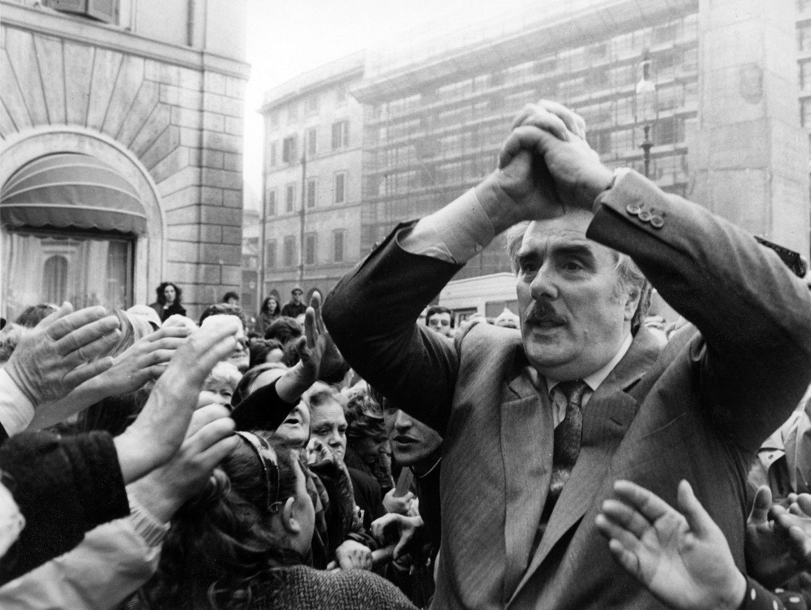 Vincenzo Muccioli davanti a Montecitorio durante una manifestazione delle "Madri Coraggio", foto LaPresse