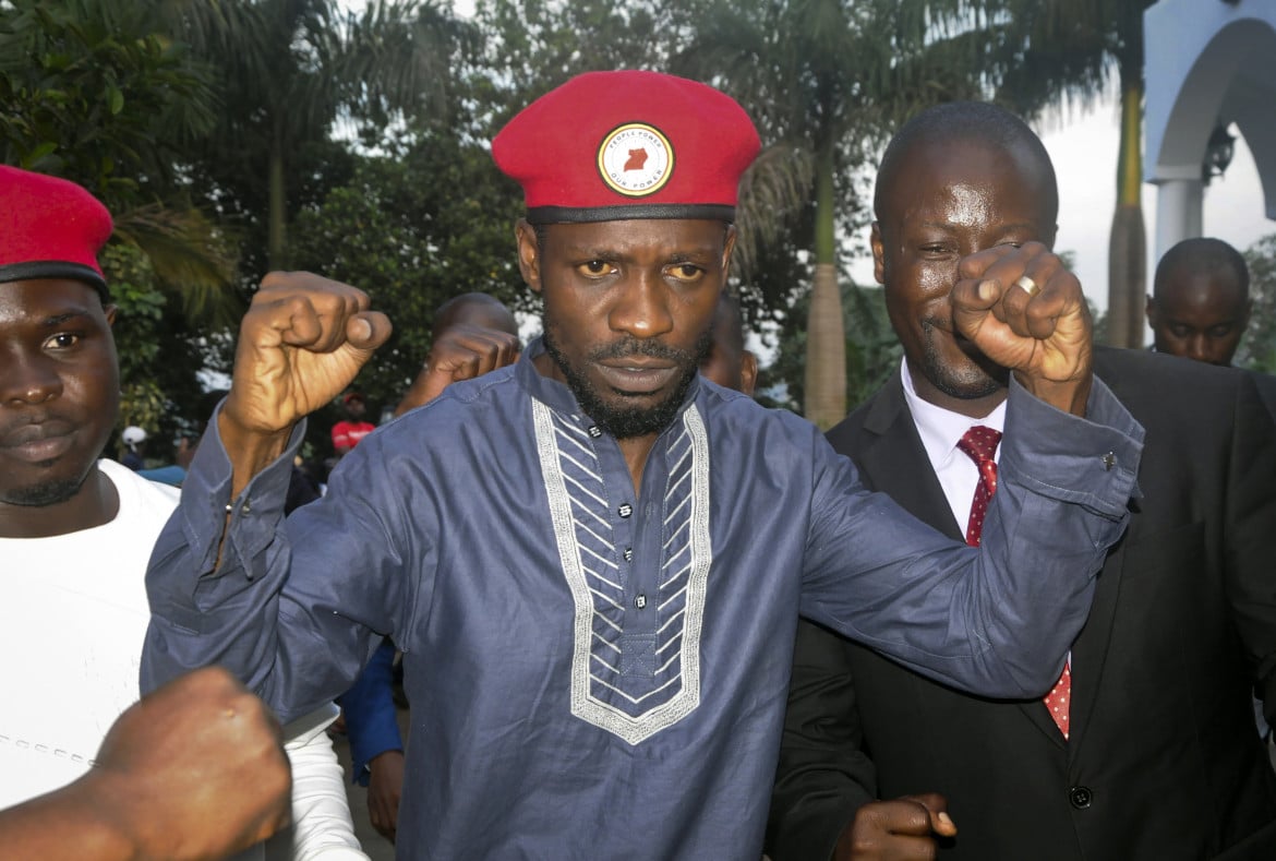 Presidenziali in Uganda, l’eterno Museveni prova ad arginare con le cattive il rapper Bobi Wine