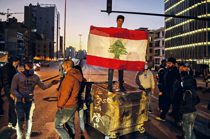 Il Libano si accende: «O si muore di fame o di Covid»