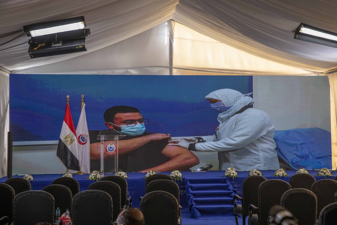 Il regime dice di non avere soldi: in Egitto il vaccino è a pagamento