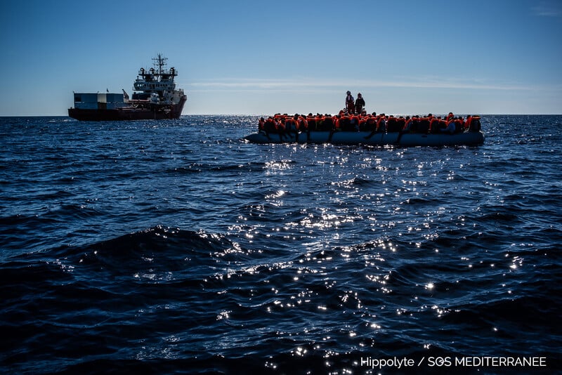 Ocean Viking, salvati 237 migranti. Più di 100 sono minori