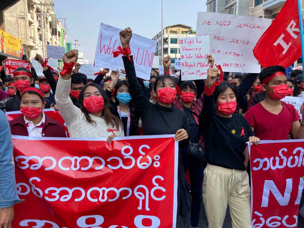 Myanmar, la risposta golpista alle proteste: legge marziale