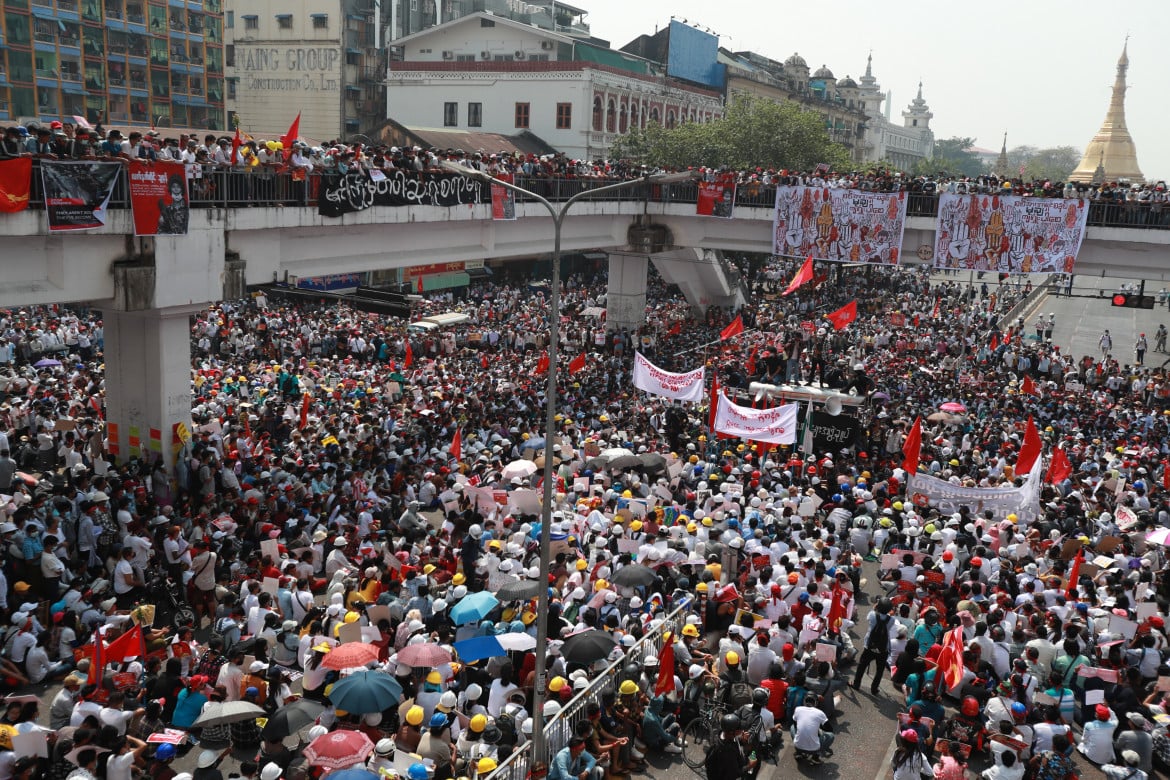 Myanmar, migliaia per strada.  Va in scena la Rivoluzione 5-2