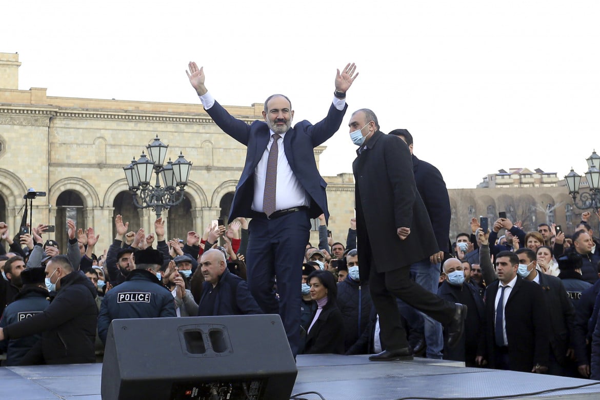 Armenia, premier in piazza per fermare un «golpe»