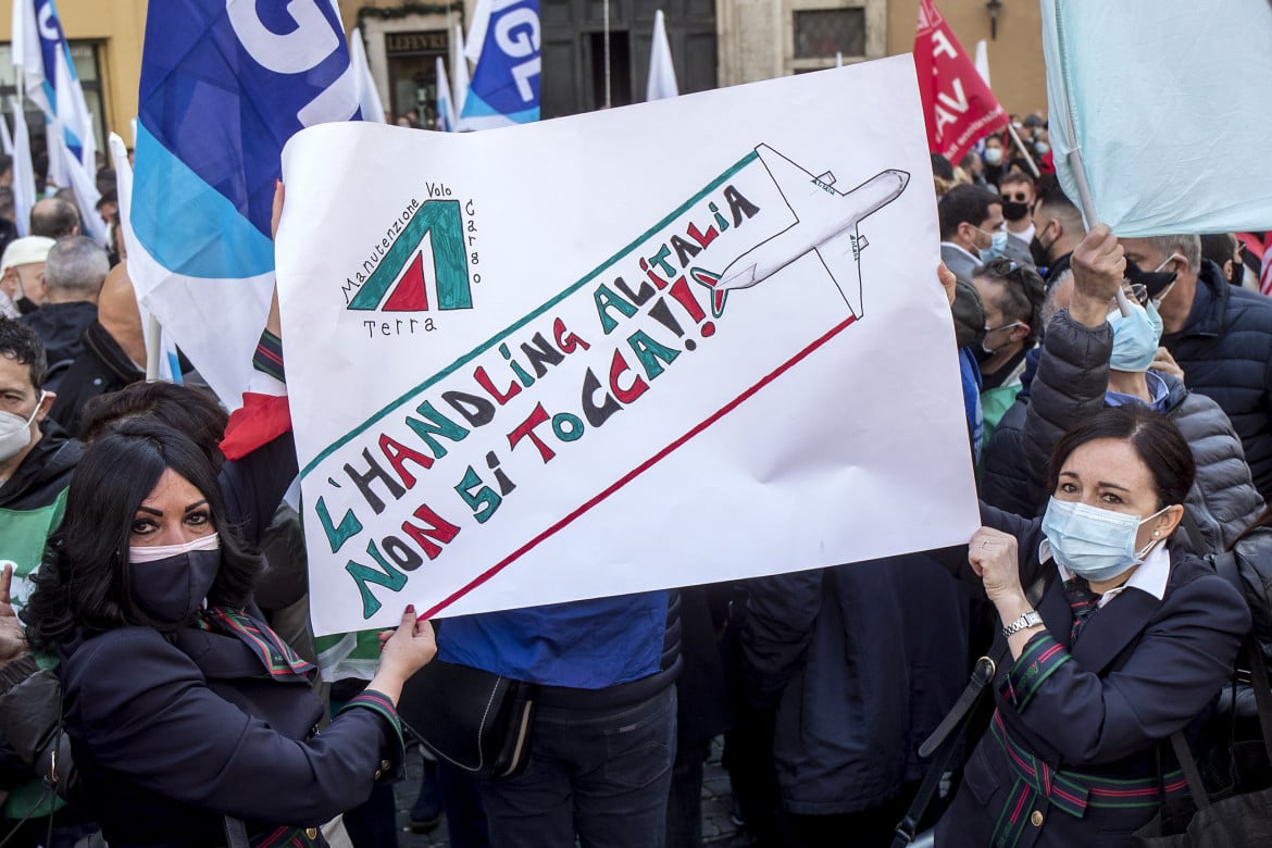 Alitalia, i lavoratori contro lo “spezzatino”. Slitta l’incontro con l’Ue