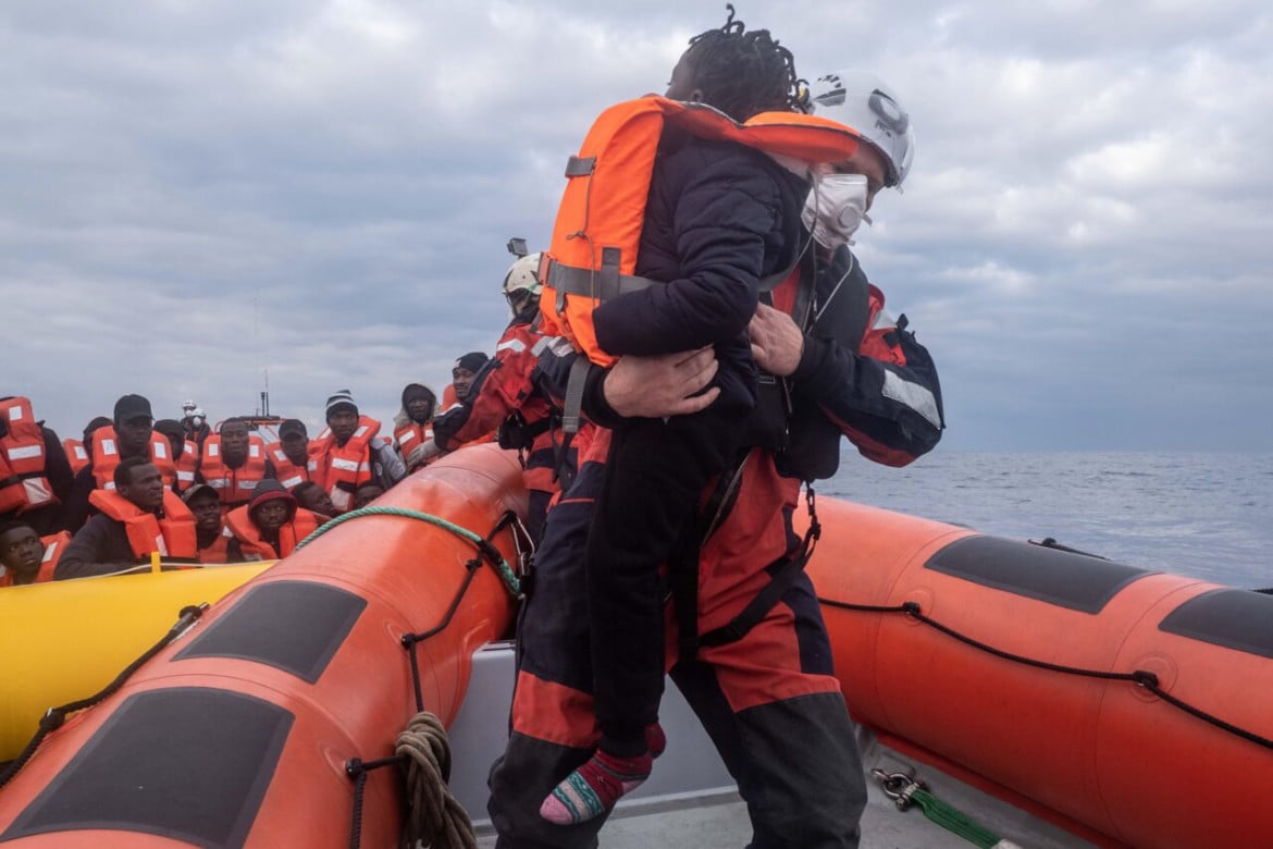 Sea-Watch 3 soccorre un gommone con 45 migranti
