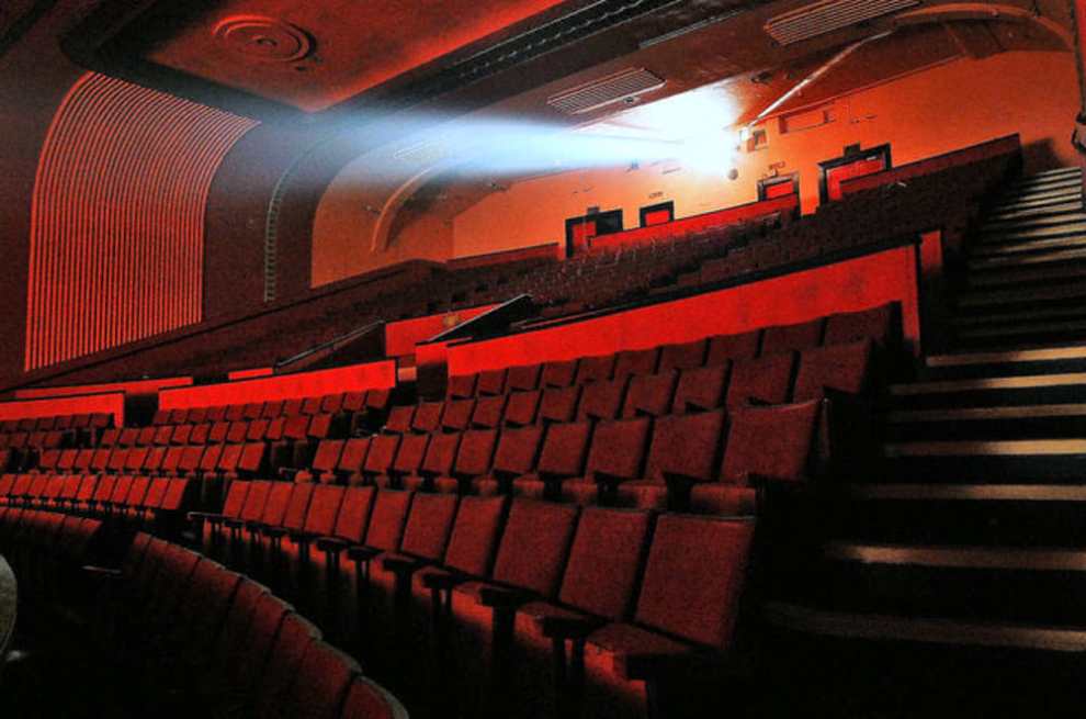 Sì a cinema e teatri aperti dal 27 marzo. Didattica in aula, parola al Cts