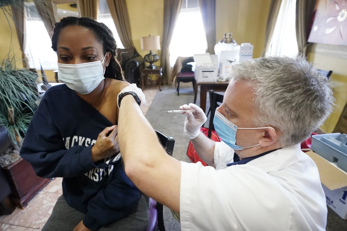 La storica apartheid medica allontana gli afroamericani dal vaccino anti-Covid