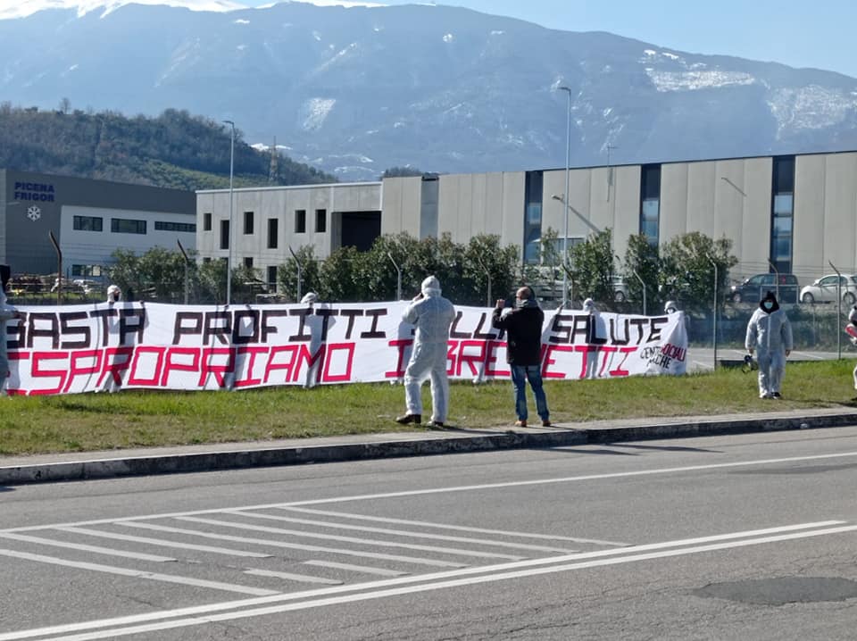 «No ai brevetti», i centri sociali protestano davanti alla Pfizer di Ascoli Piceno