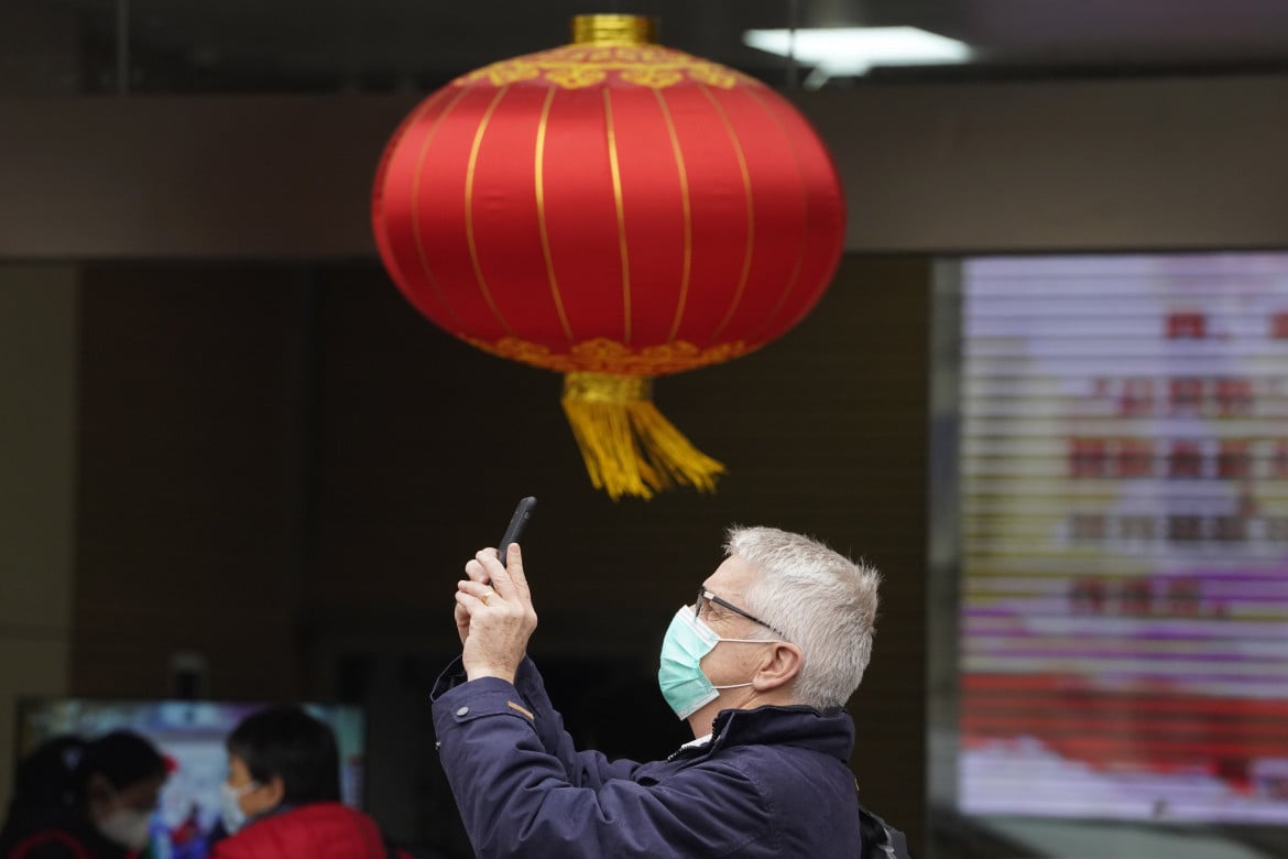 Per l’Oms «è improbabile la fuga del virus dal laboratorio di Wuhan»