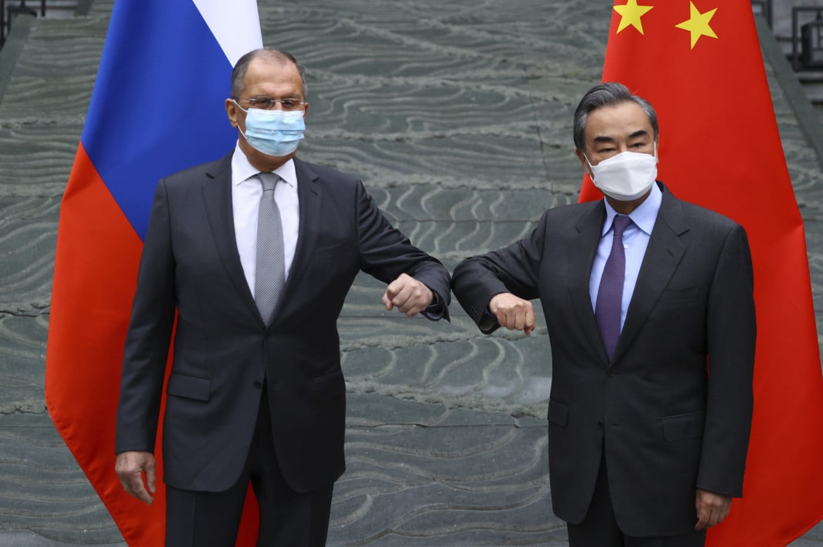 Grandi manovre: Lavrov a Pechino, Blinken alla Nato. Roma convoca l’ambasciatore cinese