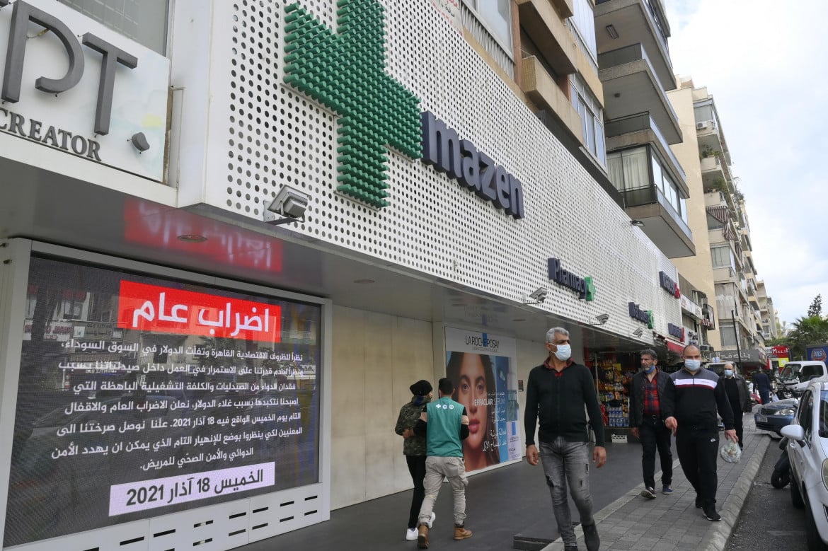 La lira è carta straccia. In Libano chiudono i negozi e le farmacie