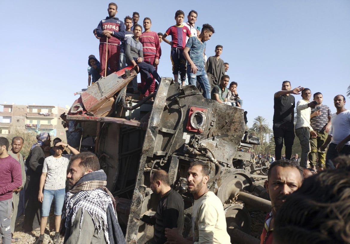 Crisi Egitto: Suez ancora bloccato e collisione tra due treni