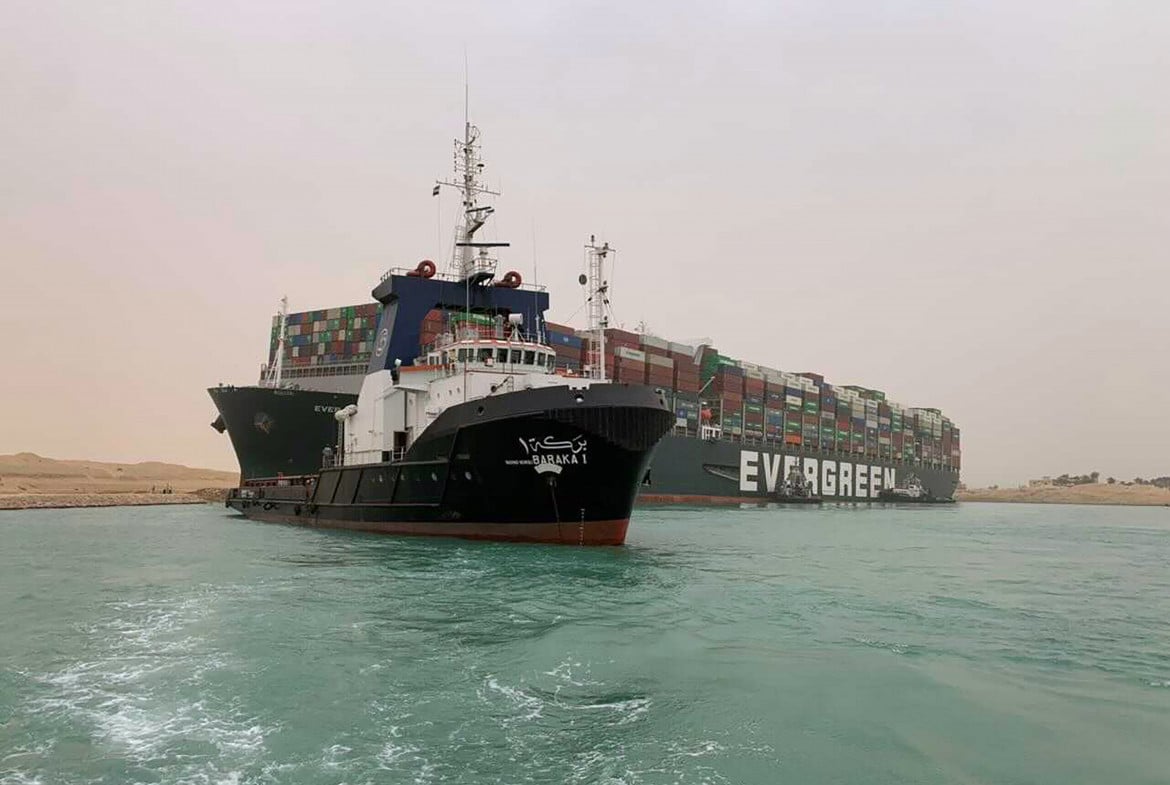 Suez, falliti i tentativi di trainare la portacontainer incagliata