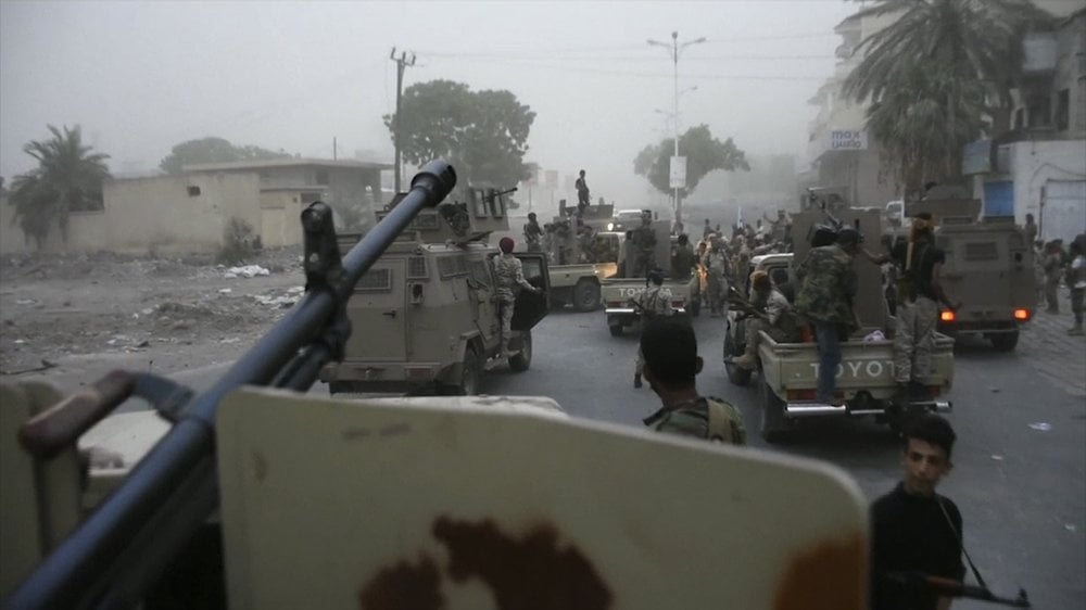 Aden senza stipendio assalta il palazzo presidenziale