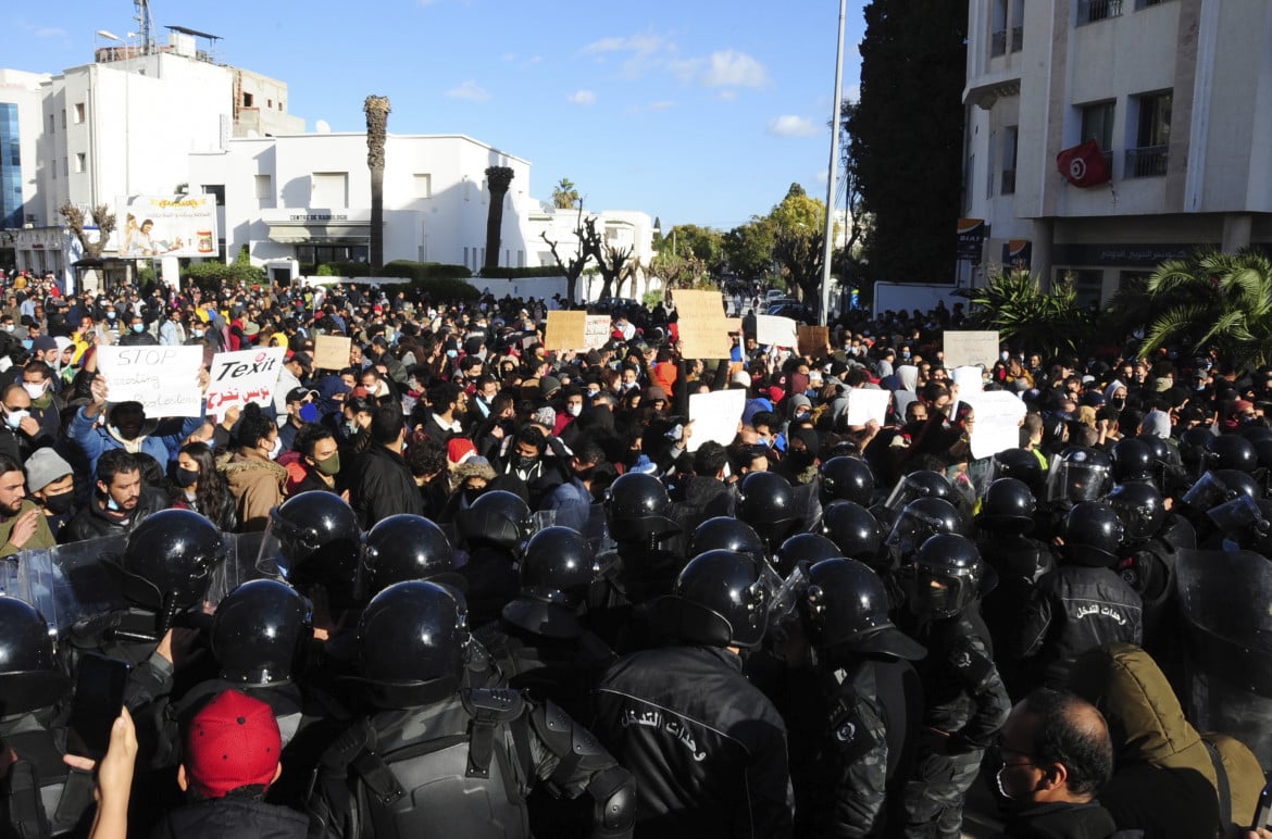 Tunisia, polizia scatenata contro attivisti e militanti