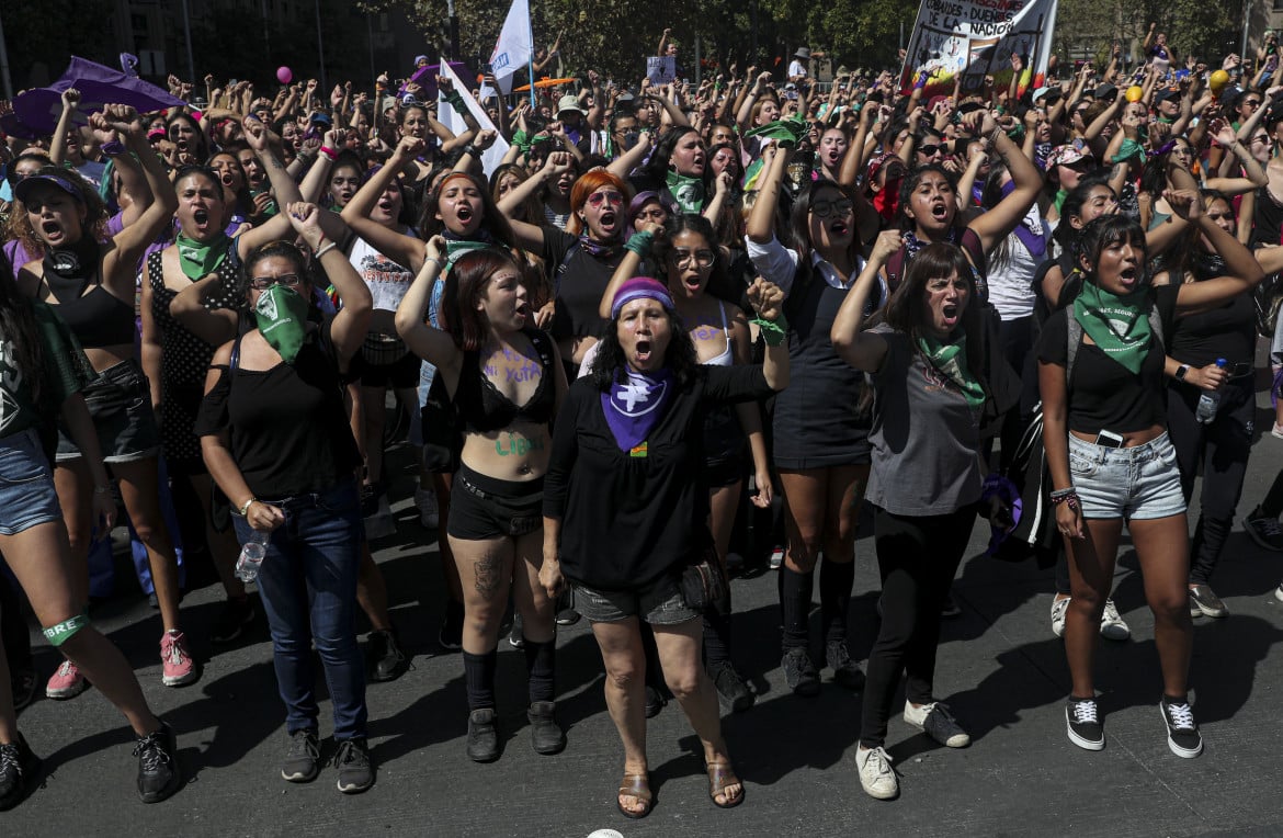 In strada e sui balconi, in Cile è di nuovo sciopero femminista