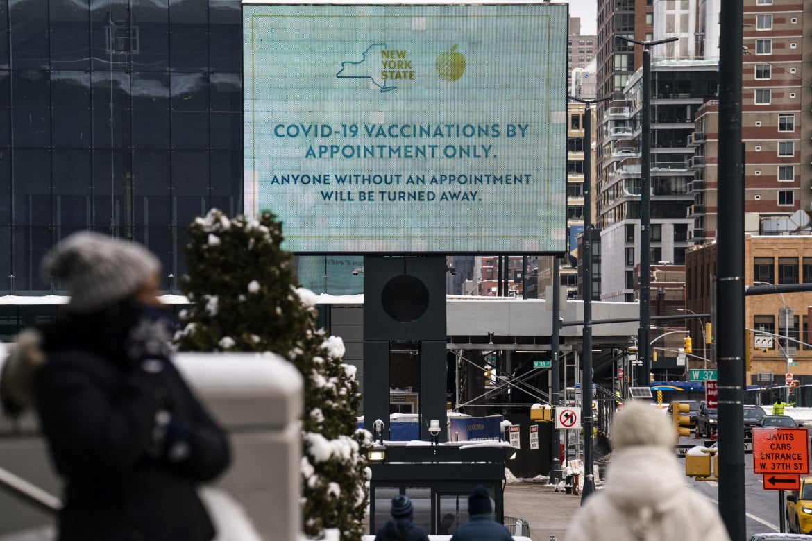 Vaccinarsi in massa a New York: «Sii felice e raccontalo agli amici»