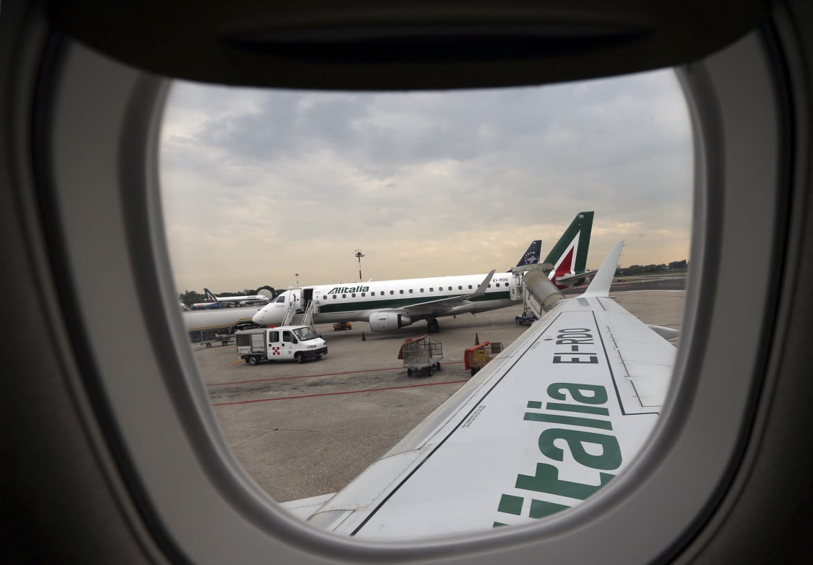 Alitalia, fra un mese sarà «liquidazione». Il silenzio del governo