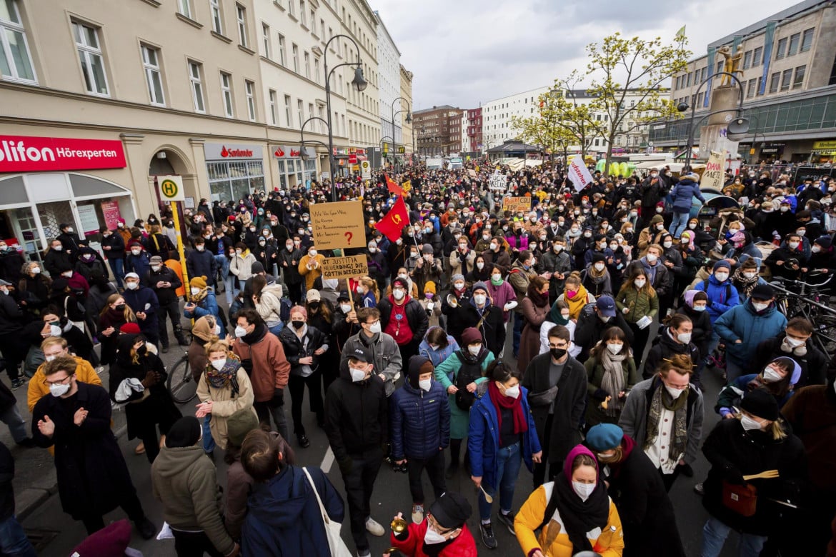 Berlino, in piazza per la legge che blocca l’aumento degli affitti
