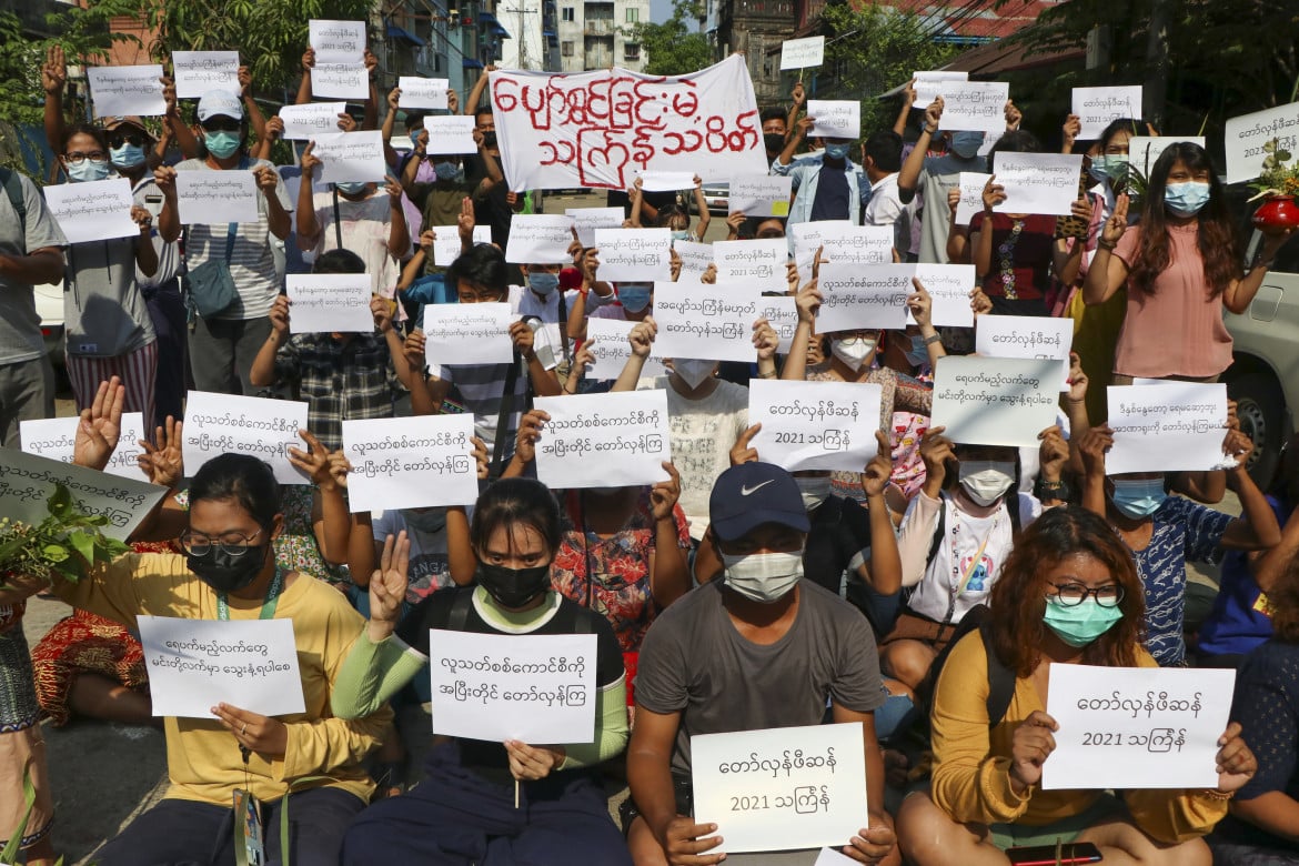Myanmar, i medici finiscono nel mirino dell’esercito