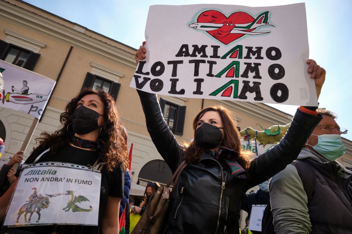 Mini Alitalia, lavoratori e sindacati reagiscono: “Un’accordo inaccettabile”