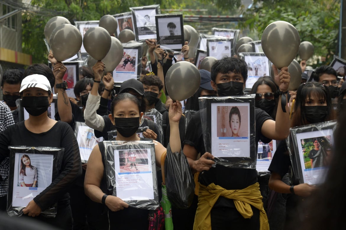 Fermiamo il massacro di civili in Myanmar