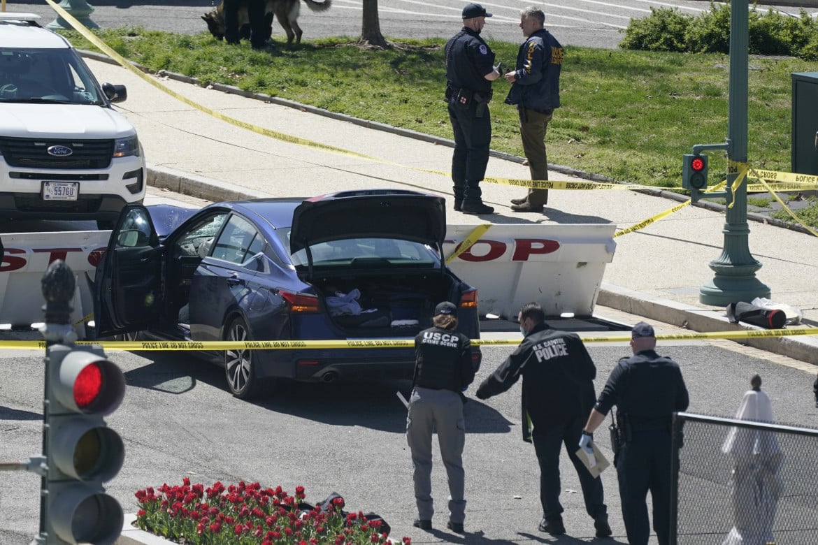 Auto contro le barriere di Capitol Hill: un poliziotto ucciso