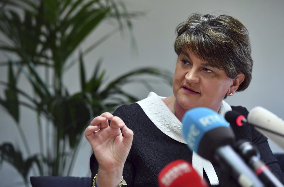 Irlanda del Nord, Arlene Foster lascia partito e guida del governo