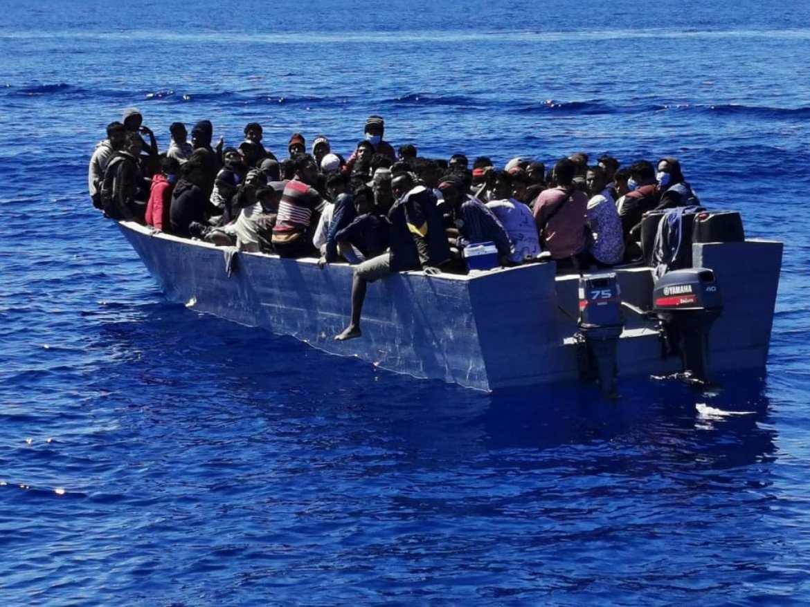 Navi della Marina per trasferire i migranti