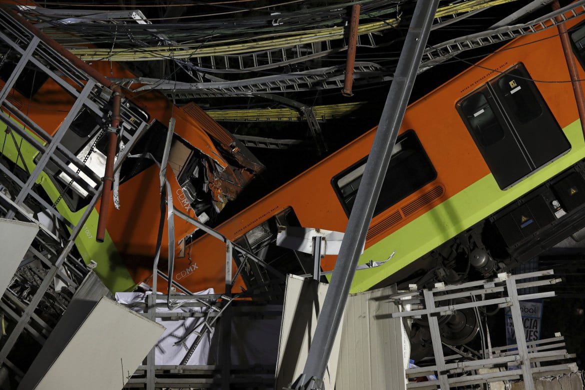 Messico, crolla viadotto della metro, almeno 23 morti