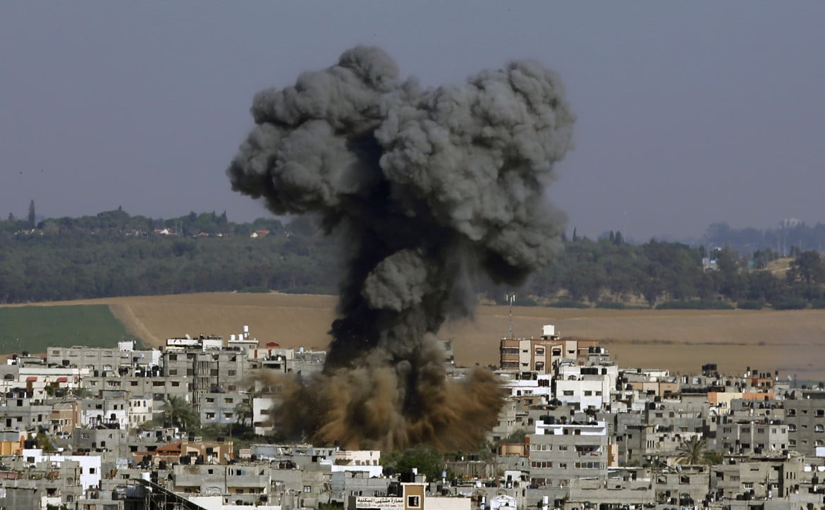Netanyahu: «Accresceremo potenza attacchi». Hamas lancia razzi su Tel Aviv. A Lod scene di guerra civile
