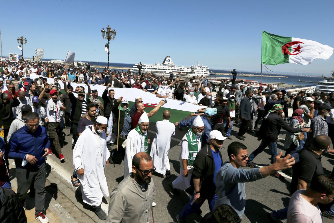 Nuove restrizioni al diritto di manifestare, il regime algerino sfida il movimento Hirak