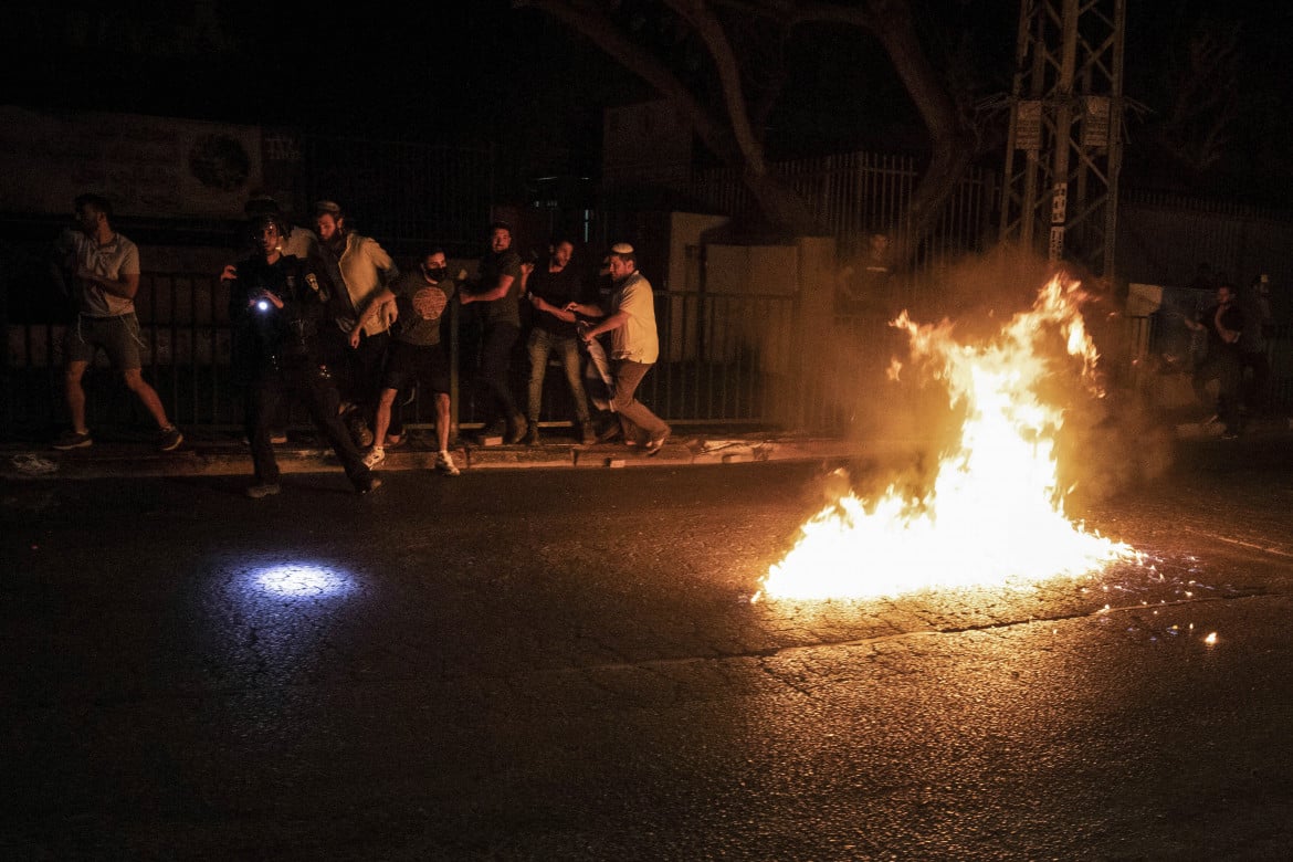 Assalti alle case arabe in Israele. Bruciata una sinagoga. Civili di Gaza in fuga
