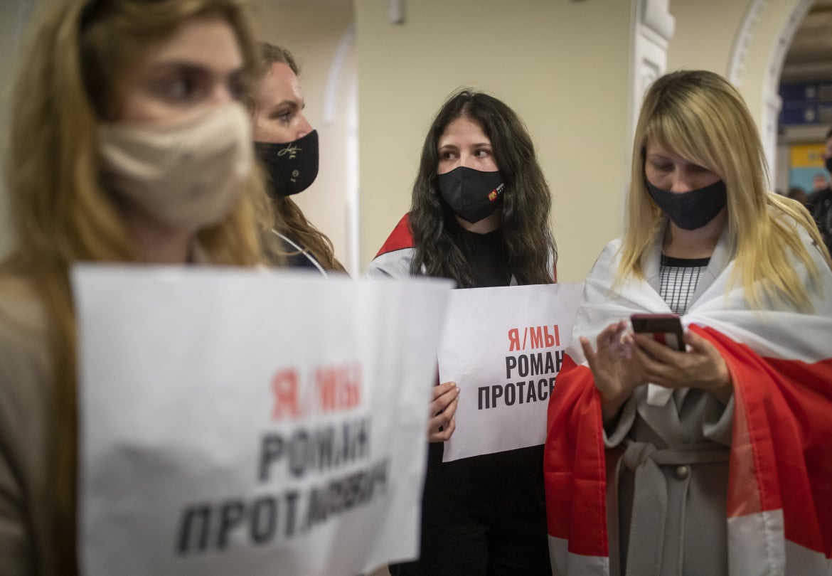 Rilascio del giornalista e stop a investimenti: la risposta Ue a Minsk