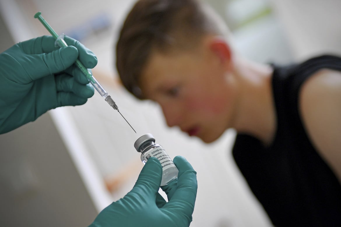 Vaccino Pfizer ai ragazzi, ma mezzo mondo resta senza