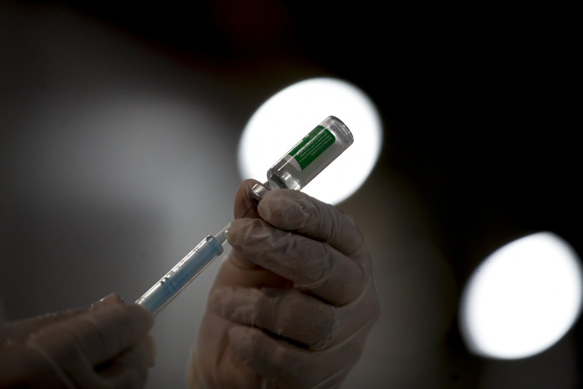 Trial clinici e contratti, sui vaccini troppi omissis