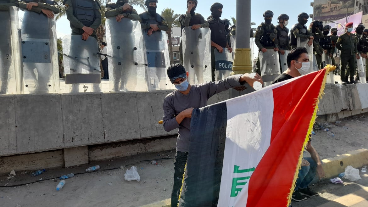 L’Iraq si ritrova a piazza Tahrir per chiedere giustizia, la polizia gli spara addosso