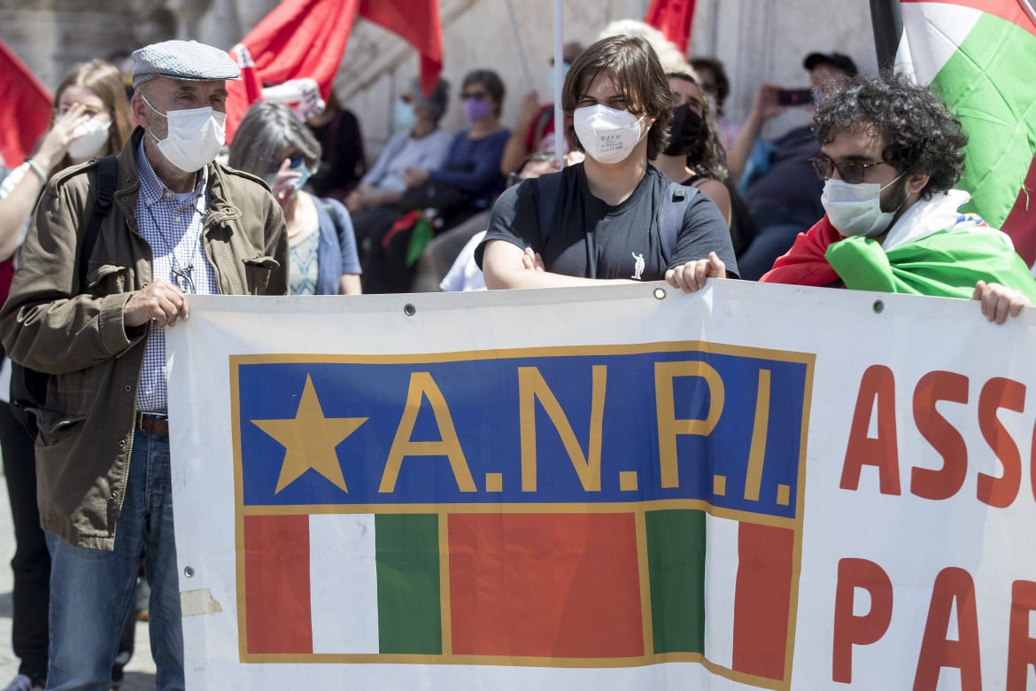 Casapound manifesta a Roma, presidio antifascista al Campidoglio